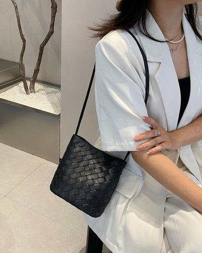 New Genuine Leather Woven Small Bag, High-End Feel, Simple Lambskin Bucket Bag, Versatile And Stylish Shoulder And Crossbody Bag