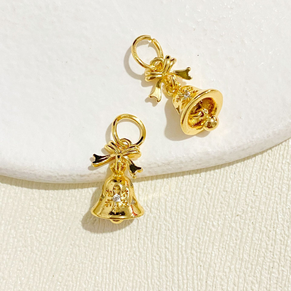 Color-protecting 14K Gold Inlaid Zircon Heart Christmas Bow And Bell Pendant